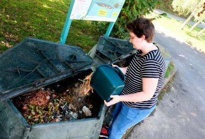 apports de biodéchets au site de compostage partagé